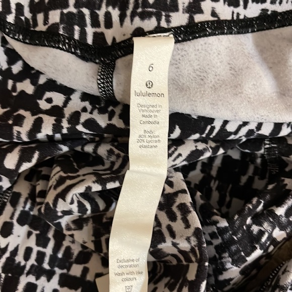 BNWOT Lululemon back and white 28” Wunder Unders - Picture 4 of 4